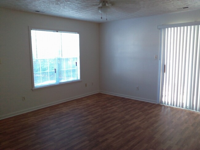 Foto del edificio - 2 Bedrooms 1 Bath - Downstairs unit