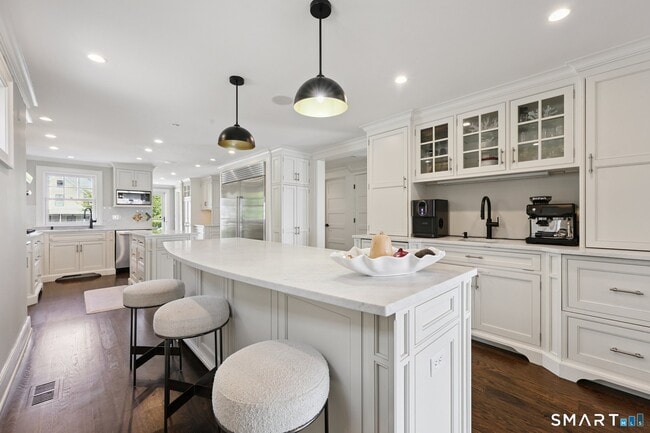 Building Photo - 19 Middle Beach Rd