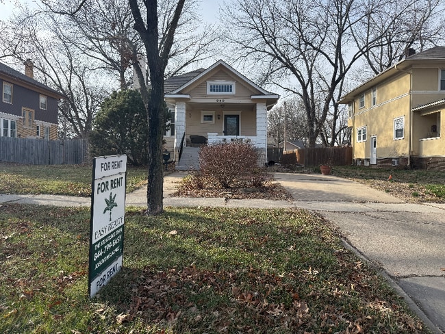 Building Photo - 940 S Cedar St