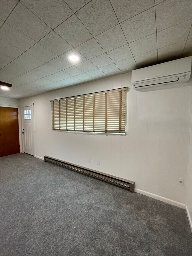 Building Photo - 2 bd., 1 bath with extra bonus finished ba...