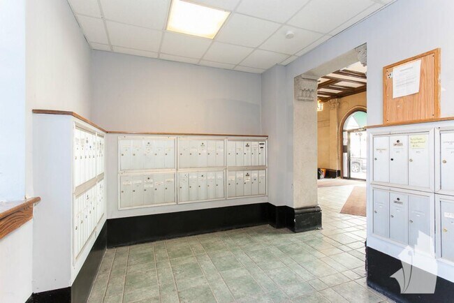 Foto del edificio - 505 W Belmont Ave