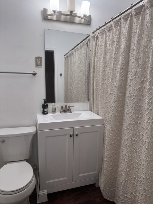 Bathroom - 2825 N Richards St