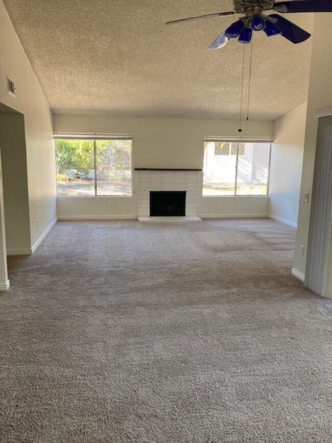 Building Photo - 4 Bed- 2 Bath home on Oceanside/Vista Border