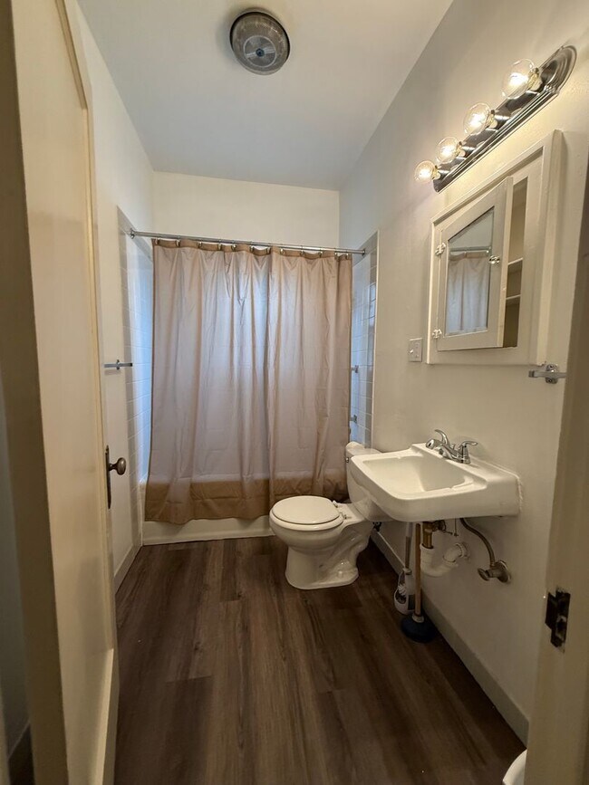Foto del edificio - Cute and FURNISHED 1 bedroom, 1 bath duplex AVAILABLE NOW!
