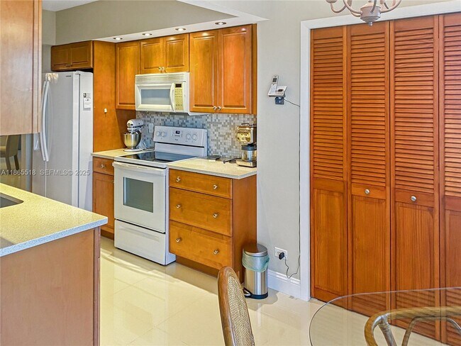 Foto del edificio - 7300 Radice Ct