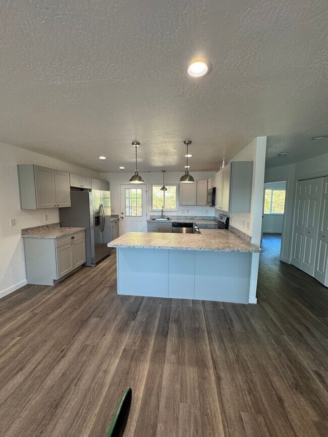 Foto del edificio - 486-488 NE Housley Ave