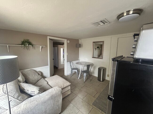 Foto del edificio - 8916 N 10th St