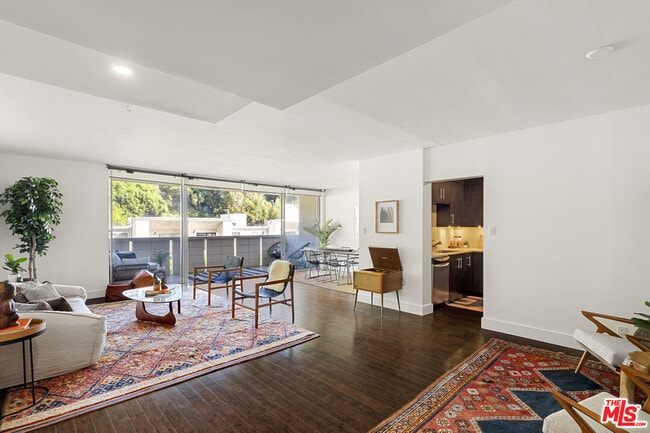 Foto del edificio - 8787 Shoreham Dr