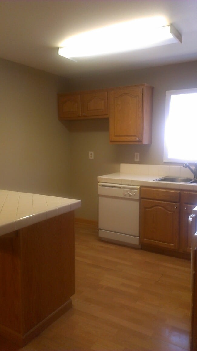 Building Photo - 245 Larson Ln