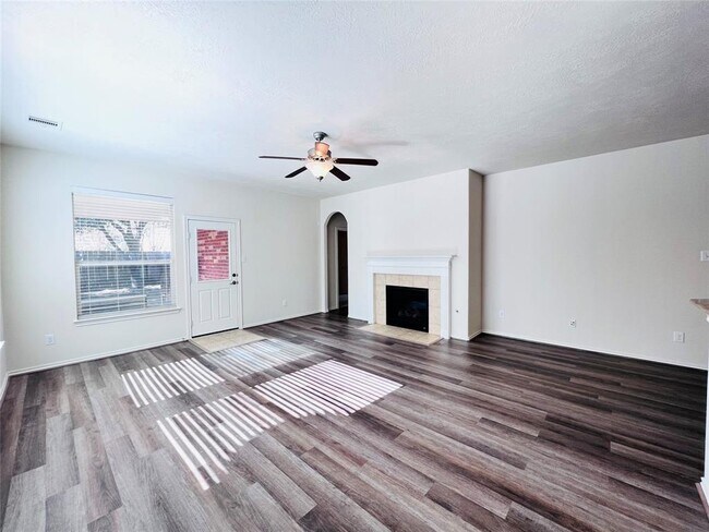Foto del edificio - 6118 Summerfield Glade Ln