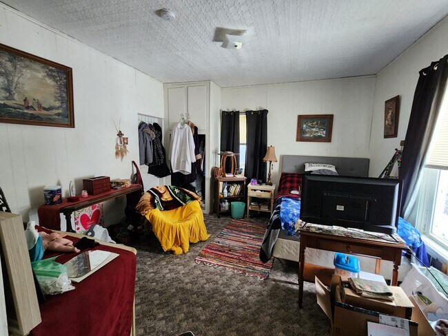 Building Photo - 328 E Sanborn St