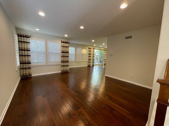 Building Photo - Newer home In Irvine with Theater Room