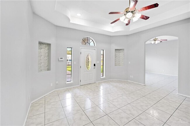 Building Photo - 904 Las Brisas Dr
