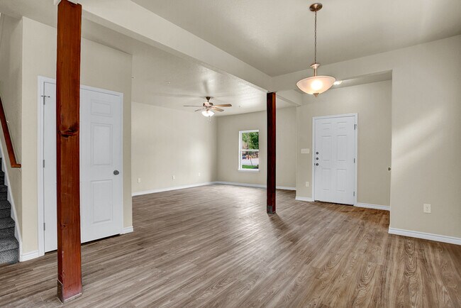 Building Photo - 1070 E Cedar St