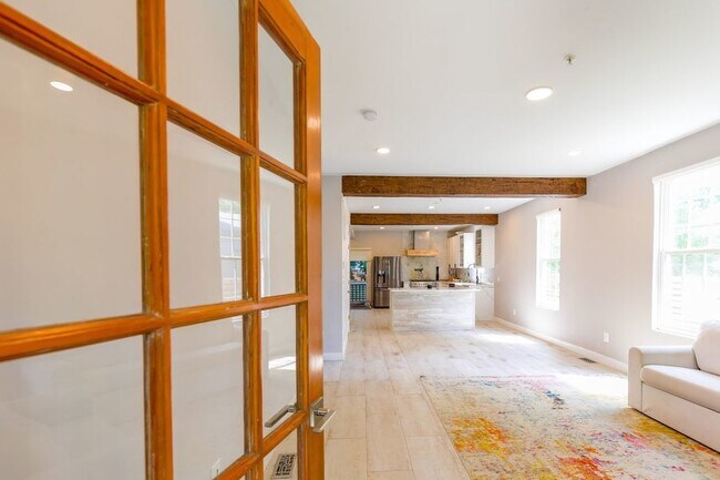 Foto del edificio - One of a Kind 4 Bedroom in Marshall Height...