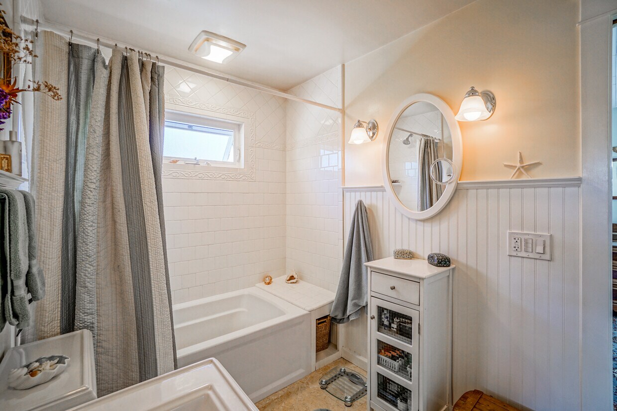 Spacious bath - 1188 Harcourt Ave