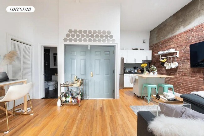 Foto del edificio - 558 Driggs Ave