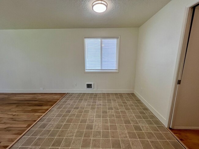 Building Photo - Charming 2-Bedroom Apartment in SE Portland!