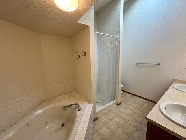 Foto del edificio - Stylish 3rd Level, Private 2 bedroom Apartment With LVP Flooring, Decks, Gas Fireplace & In-Unit ...