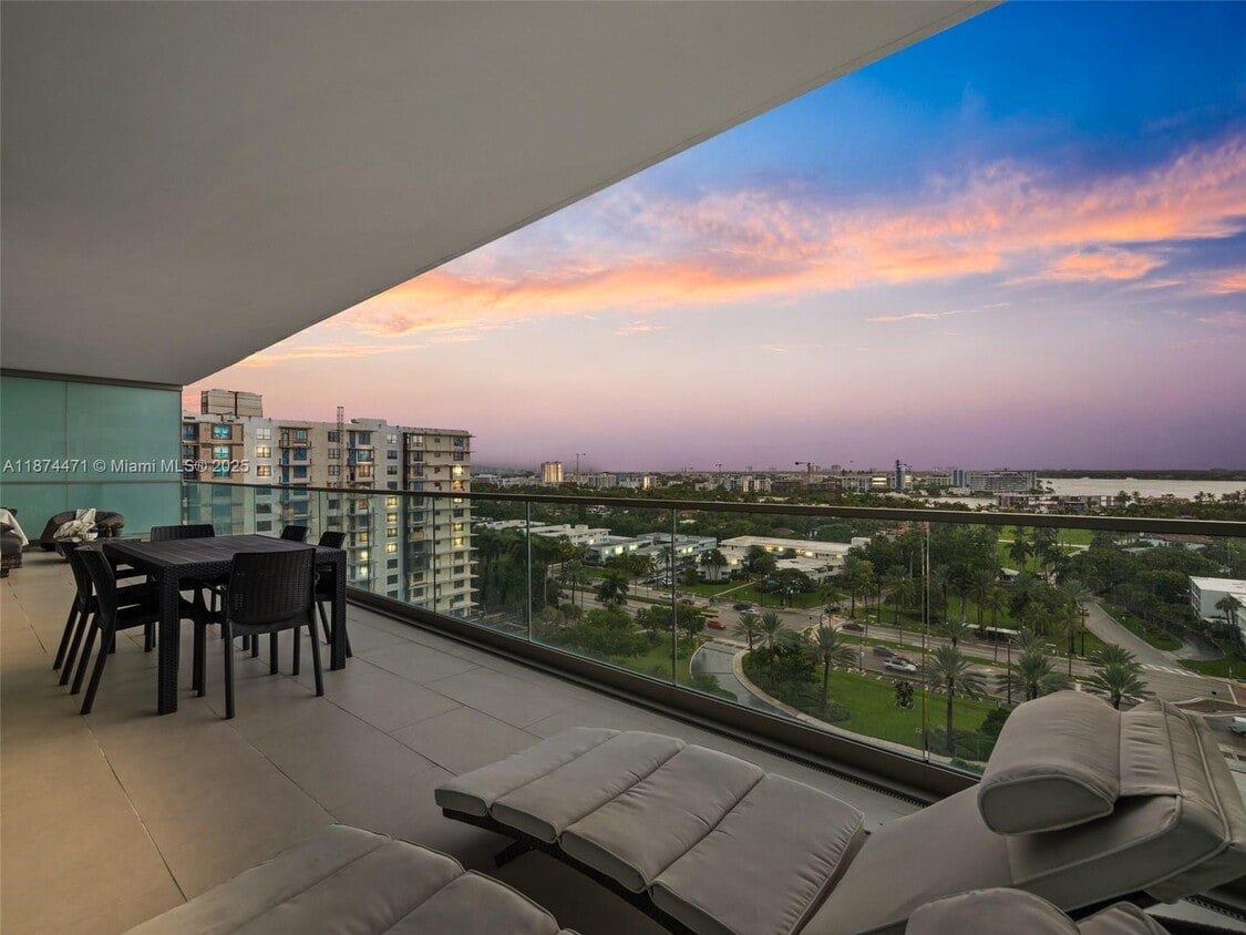Foto principal - 10203 Collins Ave