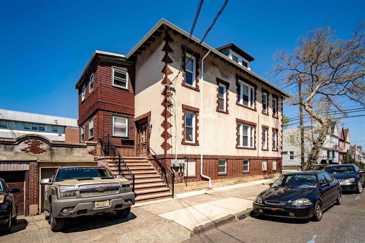 Primary Photo - 69 Arlington Ave