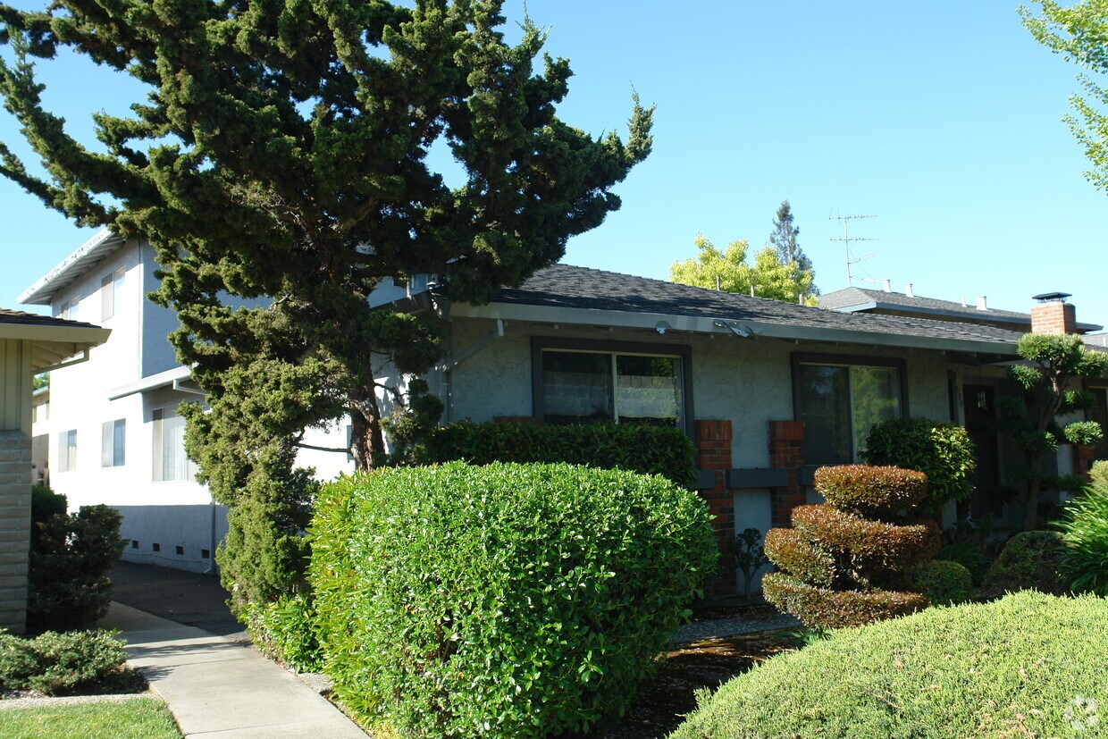 Building Photo - 639 Bolton Ct