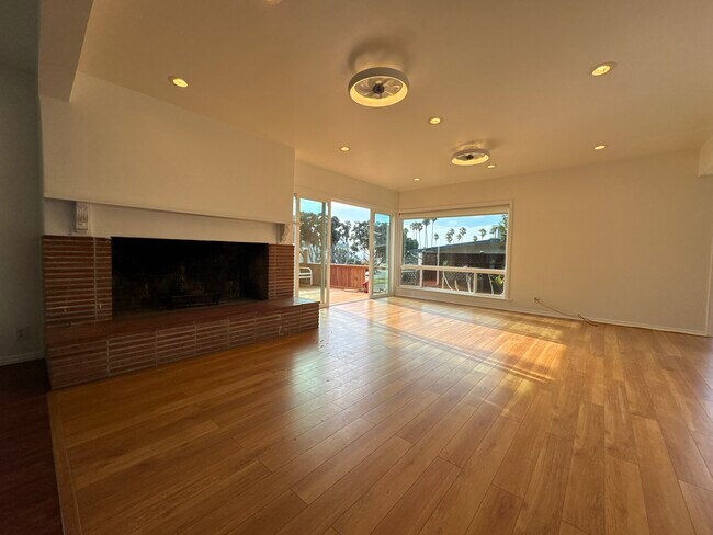Building Photo - 234 Calle Miramar