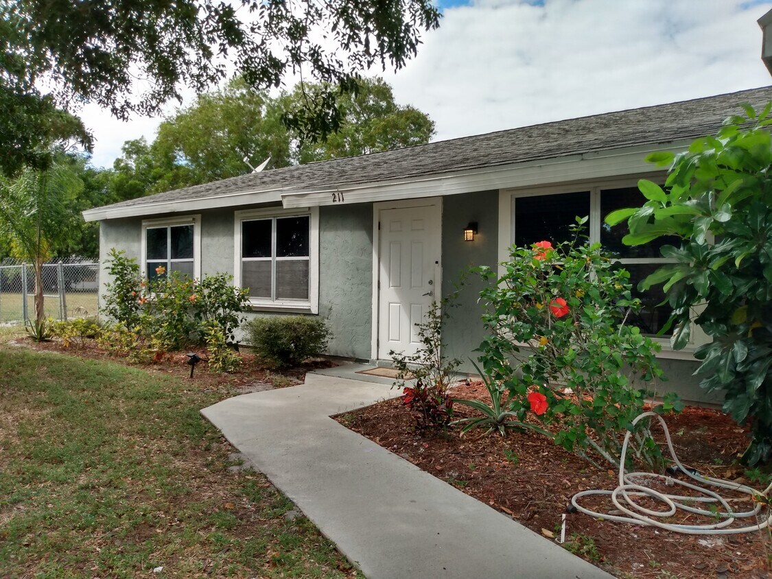 211 SW Dillon Ct, Port Saint Lucie, FL 34953 House for Rent in Port