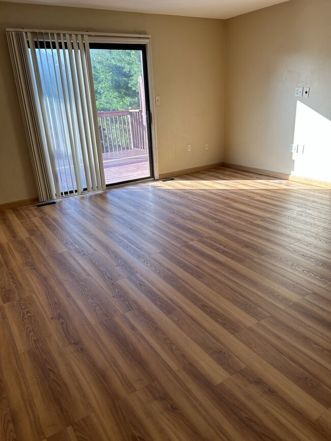 Building Photo - 225 Woodhaven Dr