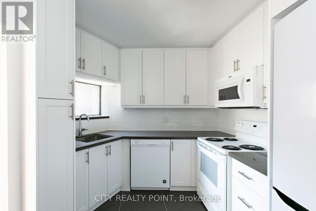 Building Photo - 9-309 Deer Park Crescent