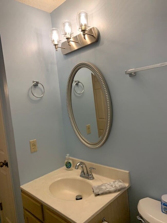 Building Photo - Newly Renovated Nice Garden Level 2 bedroom 2 Bath Apartment near Branson Hills
