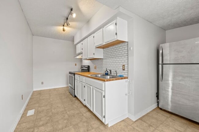 Building Photo - 285 E Whittier St