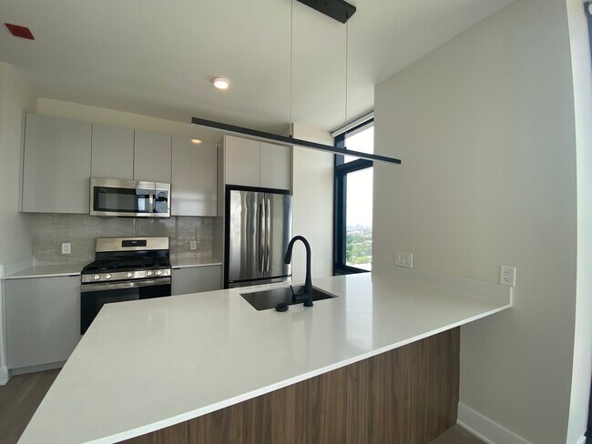 Building Photo - 1107 W Van Buren St