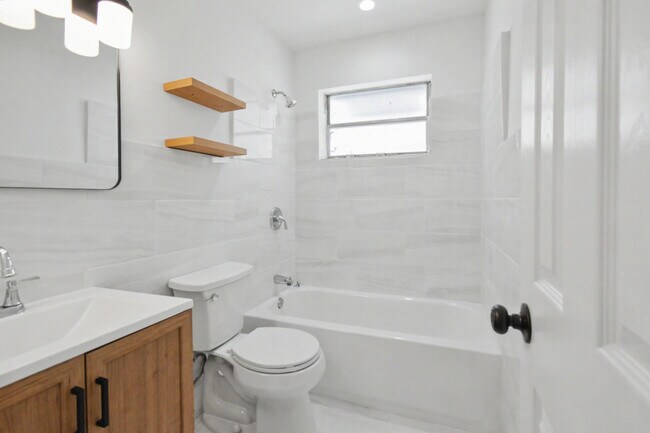 Building Photo - 411B NE 57th Ct
