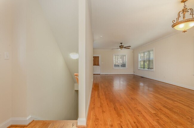 Building Photo - AVAILABLE TO SHOW!