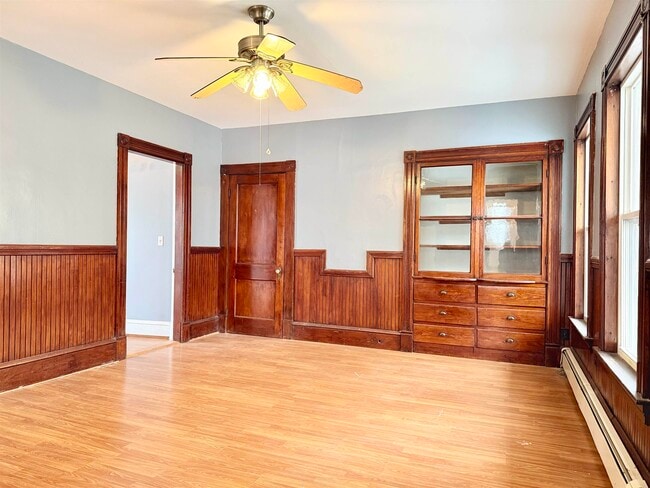 Building Photo - 603 Silver St