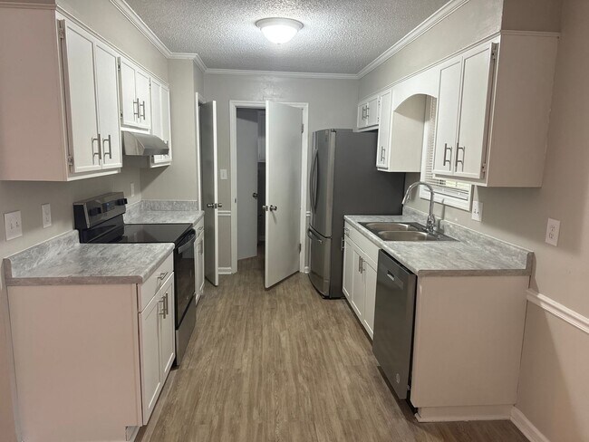 Foto del edificio - Four Bedroom, Two Bath Home, Just Off Tobacco Rd!