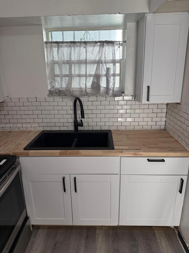 Foto del edificio - 2498 SW 17th Ave