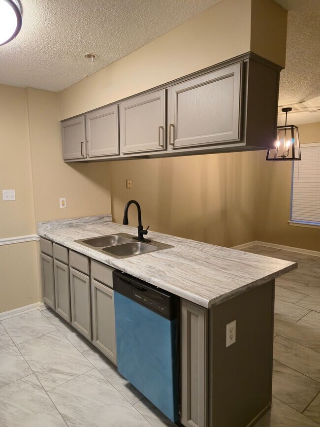 Foto del edificio - Now Available – Beautifully Renovated 2 Bed, 2 Bath Townhome!
