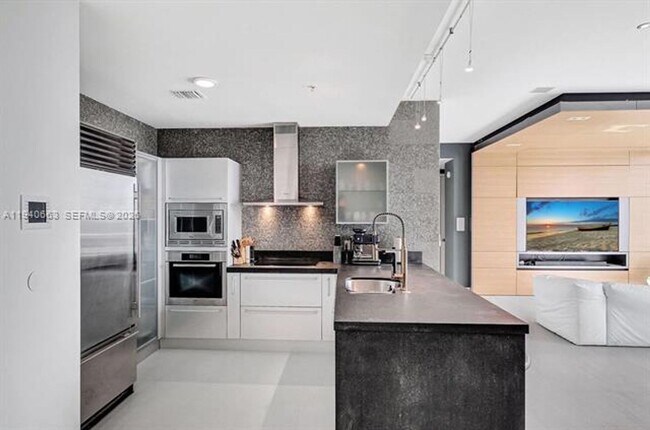 Foto del edificio - 18201 Collins Ave