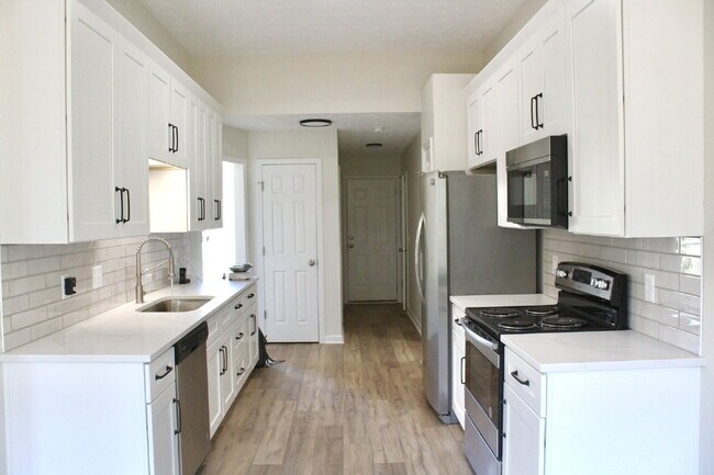 Building Photo - Stunning Move-In Ready Home in Hendersonville – Minutes from Old Hickory Lake!