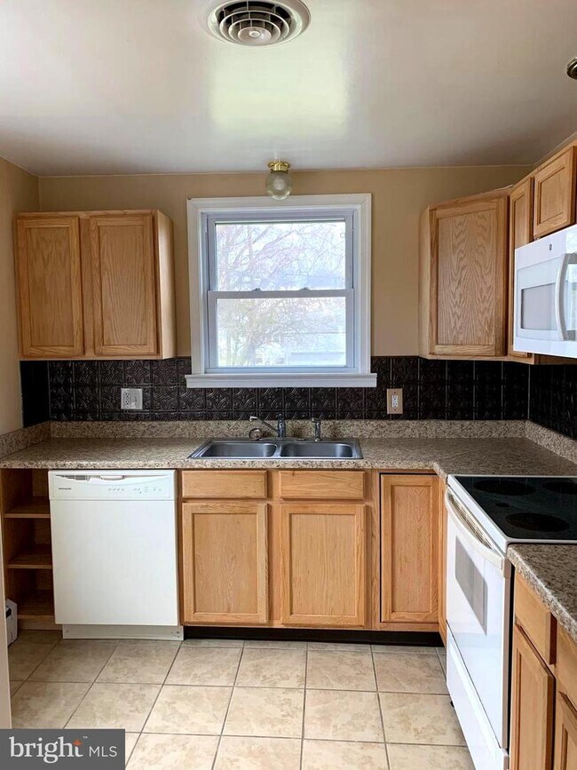 Building Photo - 110 N Colonial Dr