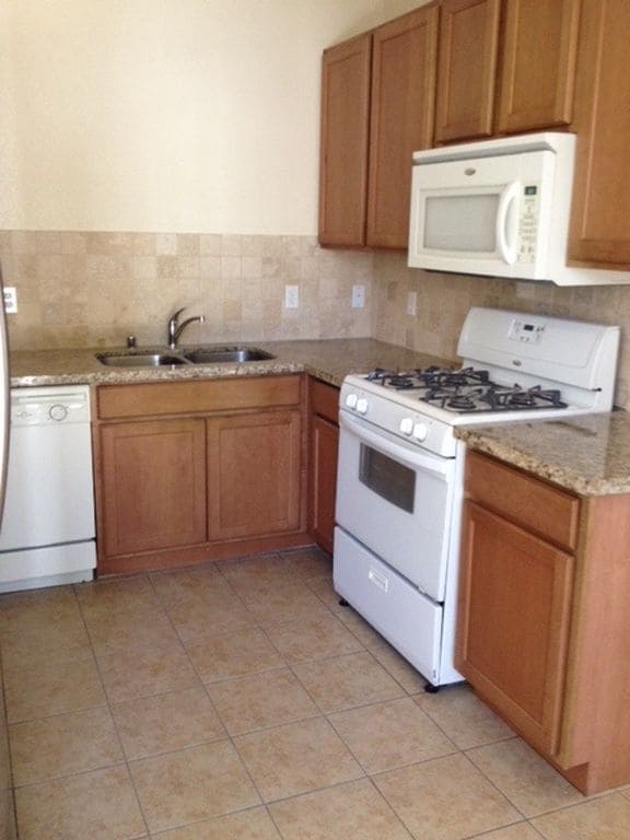 Foto del edificio - Great 3 bedroom/2.5 bath duplex w/2 car garage!