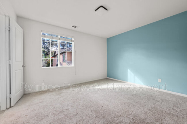 Building Photo - 547 Moonlight Dr