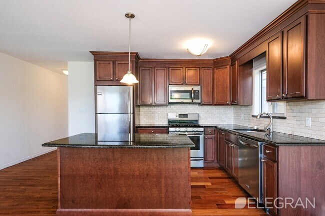 Foto del edificio - 384 Warburton Ave