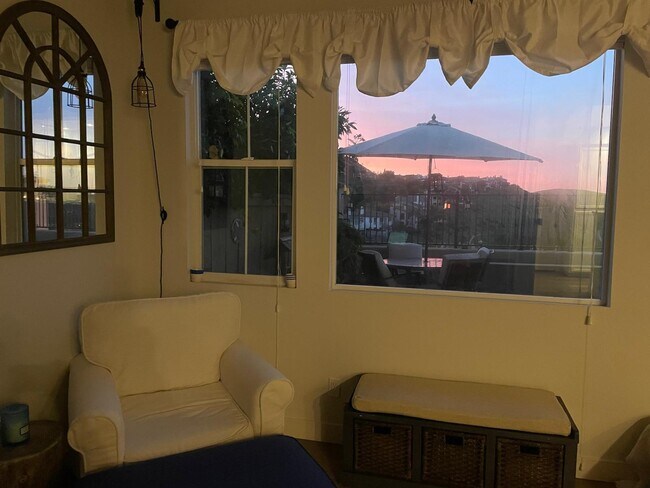 Foto del edificio - 1656 Sunnyside Ave