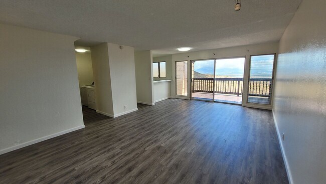 Building Photo - 3 bed 1.5 Bath Townhouse With Beautiful Vi...
