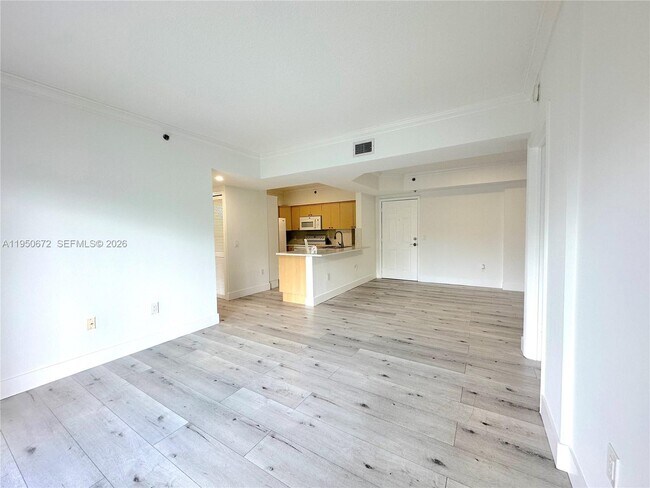 Building Photo - 9340 Fontainebleau Blvd