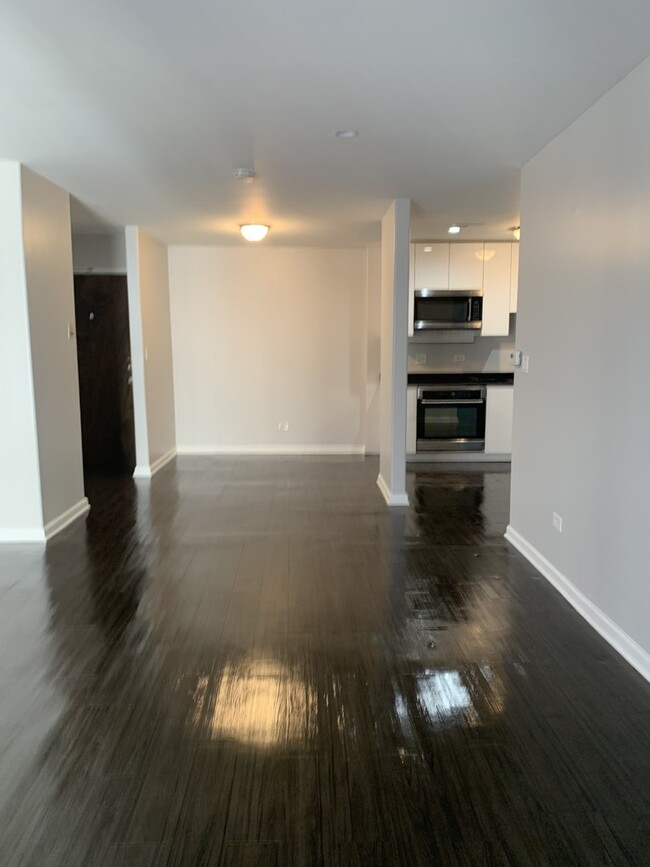 Building Photo - 1021 Des Plaines Ave