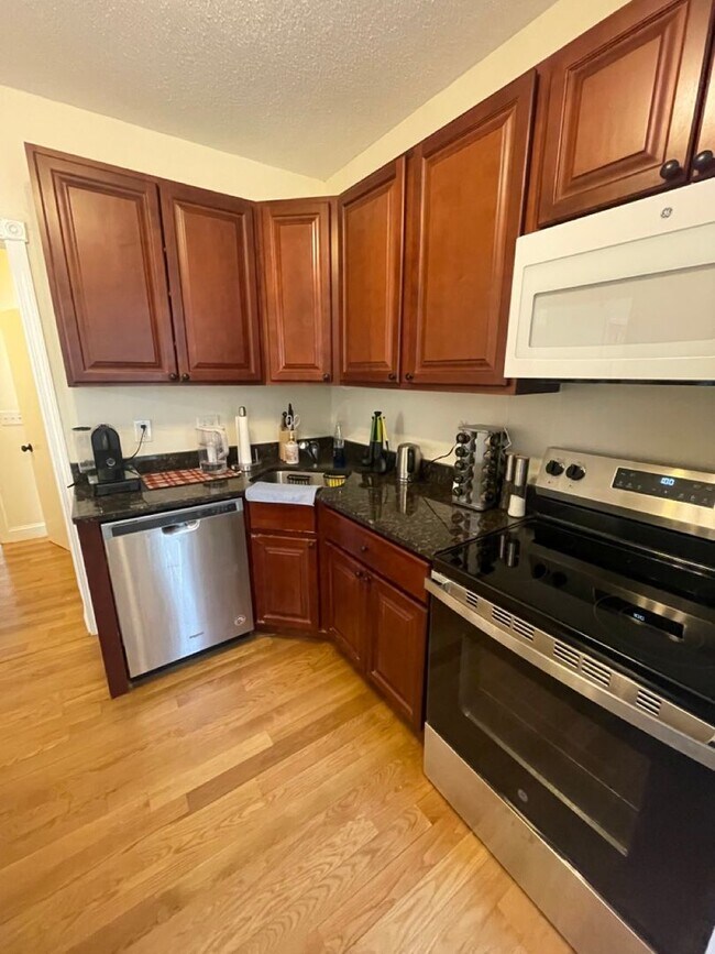 Building Photo - 9/1 Nicely updated 2BR w/heat included, ex...